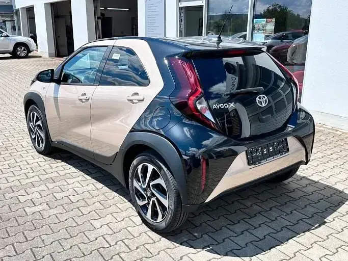 Neu Toyota Aygo X 72 PS (52 kW) 2026 Beige SUV
