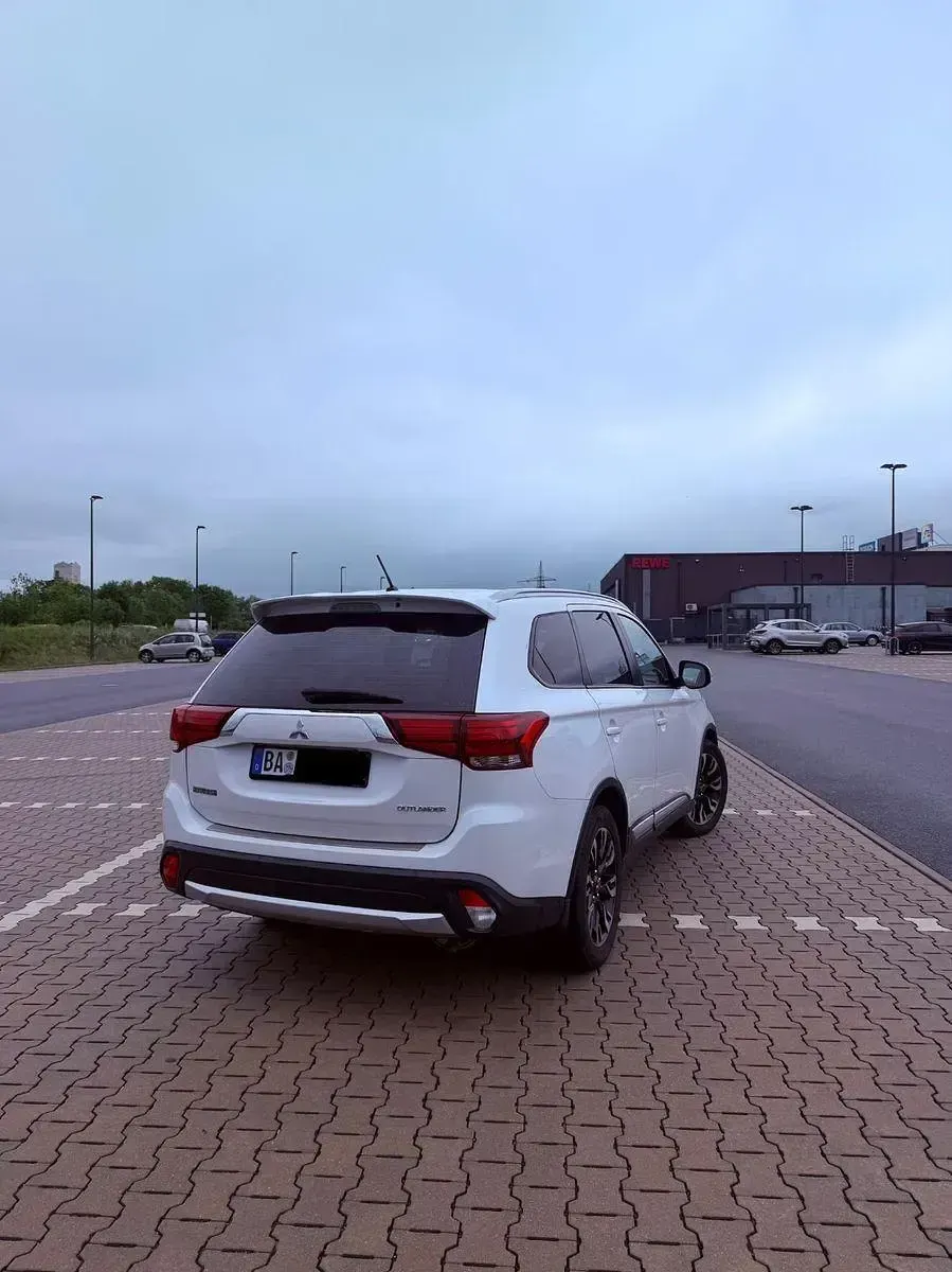 Używany Mitsubishi Outlander 150 KM (110 kW) 2017 Biały SUV