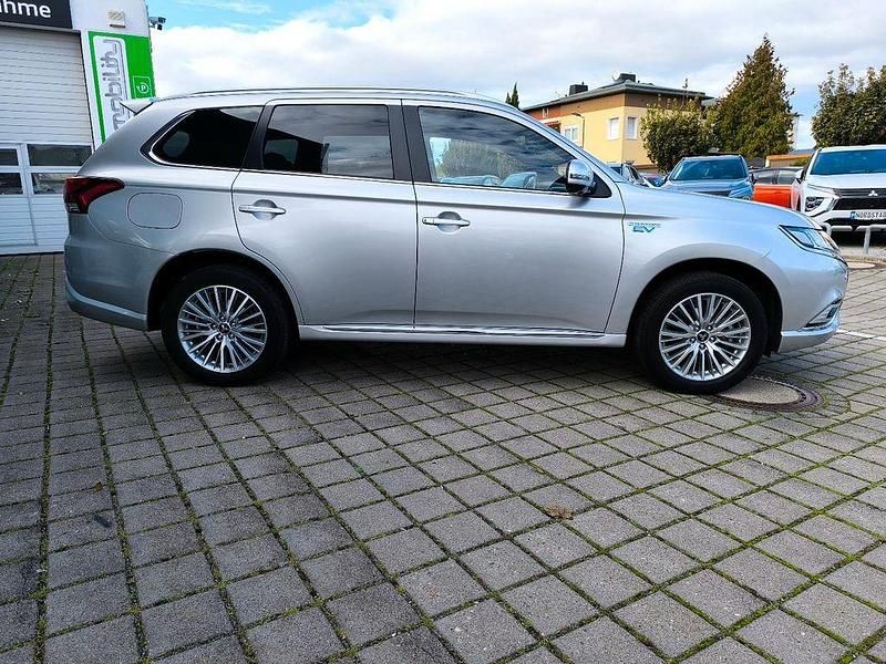 Gebraucht Mitsubishi Outlander P-HEV Plus 135 PS (99 kW) 2021 Silber SUV