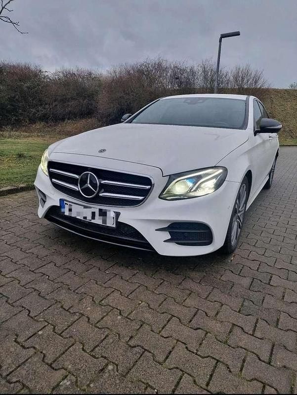 Weiß Gebraucht 2019 Mercedes E400 AMG line Limousine | 34.990 € (Fairer Preis) - Bild 1/4