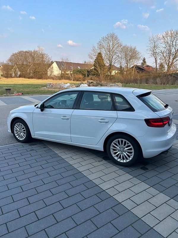 Gebraucht Audi A3 105 PS (77 kW) 2013 Weiß Limousine