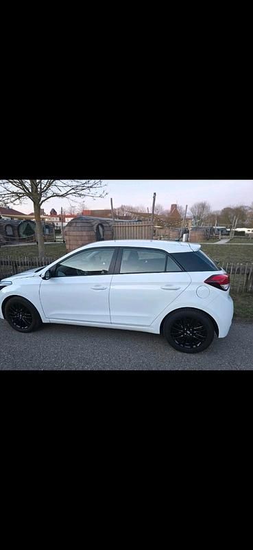 Gebraucht Hyundai i20 Trend 84 PS (61 kW) 2017 Weiß Kleinwagen