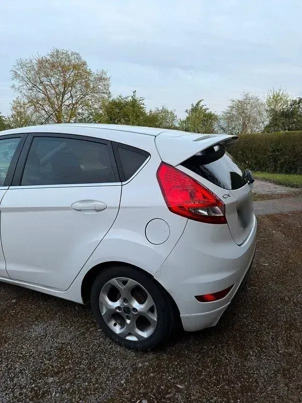 Gebraucht Ford Fiesta Titanium 95 PS (69 kW) 2011 Weiß Kleinwagen