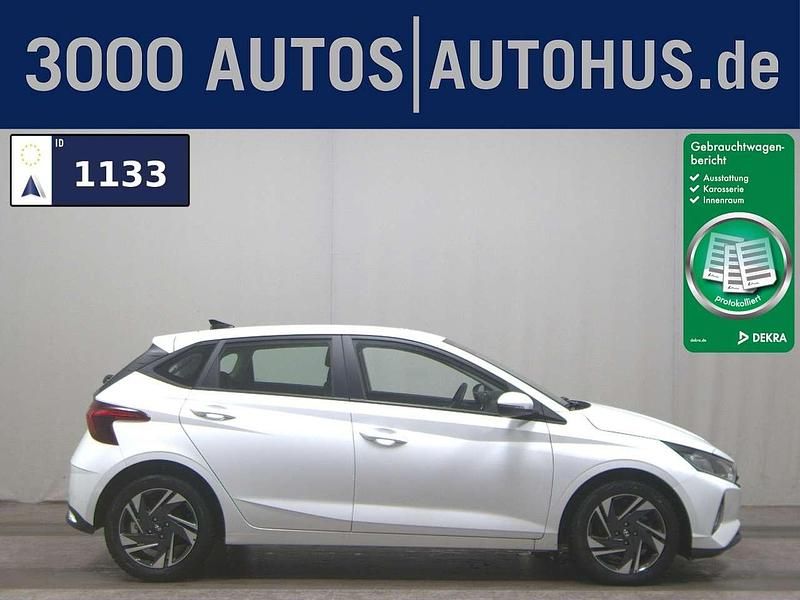 Weiß Gebraucht 2023 Hyundai i20 Trend Limousine | 14.280 € (Guter Preis) - Bild 1/4