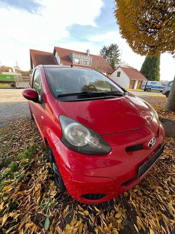 Rot Gebraucht 2011 Toyota Aygo Club Kleinwagen | 4.450 € (Etwas zu teuer) - Bild 1/4
