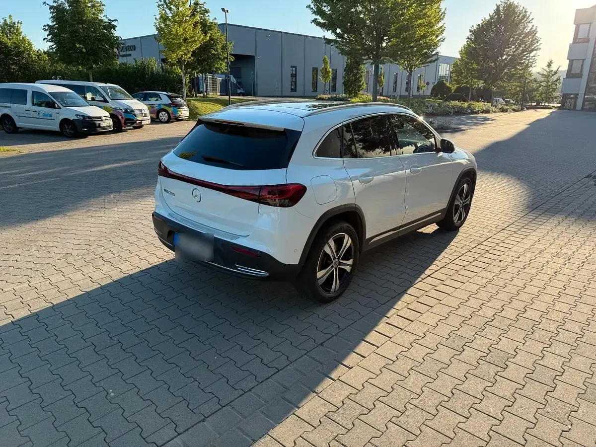 Gebraucht Mercedes EQA250 139 kW (190 PS) 2022 Weiß SUV
