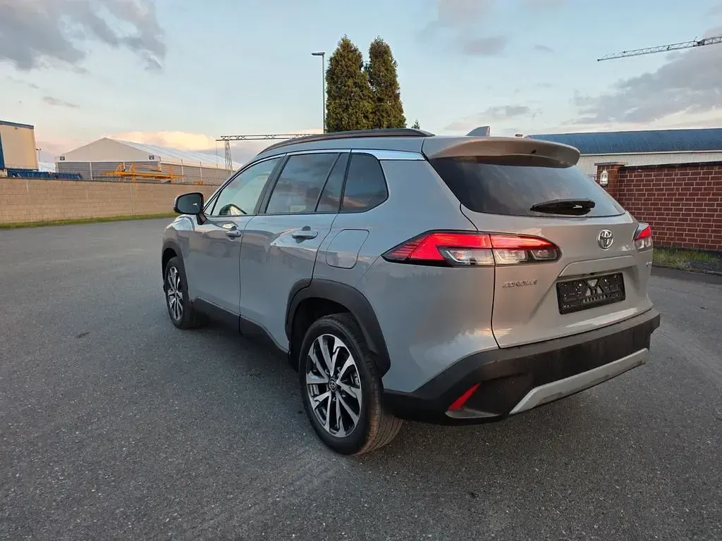 Gebraucht Toyota Corolla Cross 140 PS (102 kW) 2024 Cement grey SUV