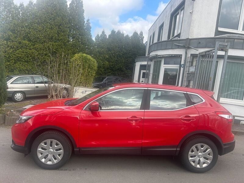 Gebraucht Nissan Qashqai Visia 116 PS (85 kW) 2015 Rot SUV