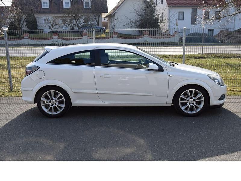 Gebraucht Opel Astra GTC Innovation 116 PS (85 kW) 2009 Weiß Coupé