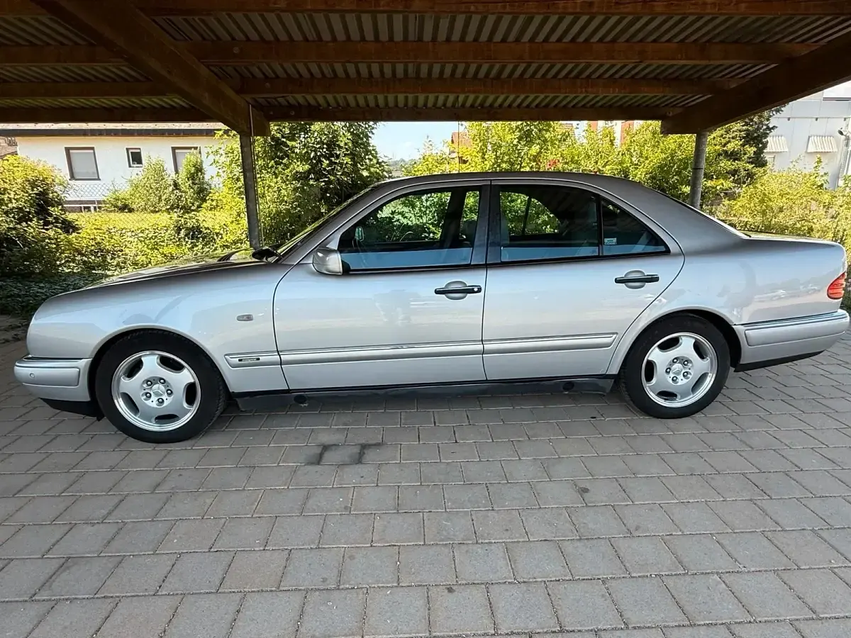 Gebraucht Mercedes E240 Avantgarde 170 PS (125 kW) 1998 Grau Limousine