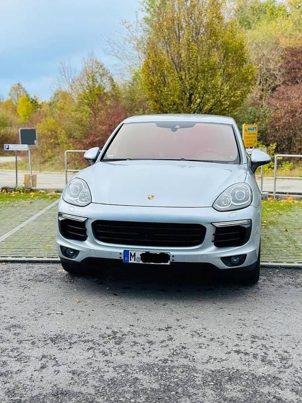 Silber Gebraucht 2015 Porsche Cayenne SUV | 29.999 € (Fairer Preis) - Bild 1/4