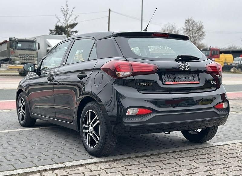 Gebraucht Hyundai i20 Select 75 PS (55 kW) 2020 Schwarz Kleinwagen