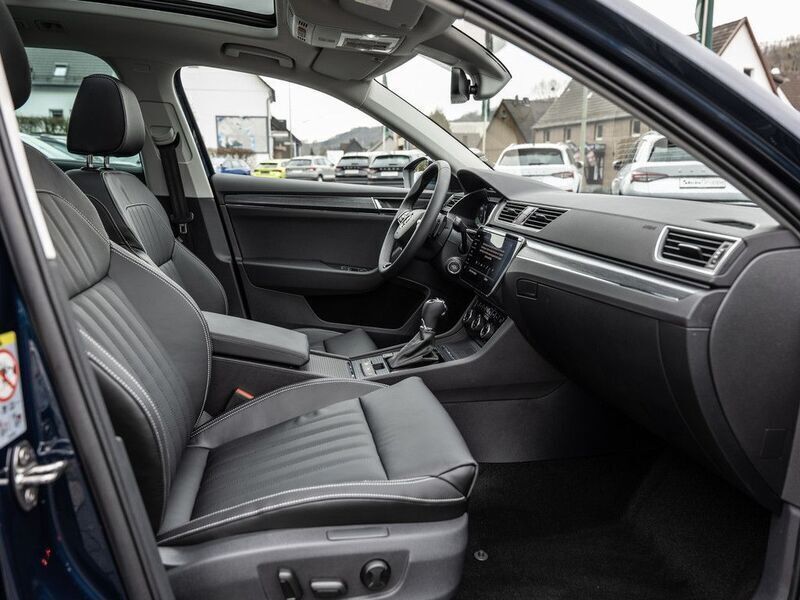 Gebraucht Skoda Superb Style 150 PS (110 kW) 2024 Lavablau metallic Kombi