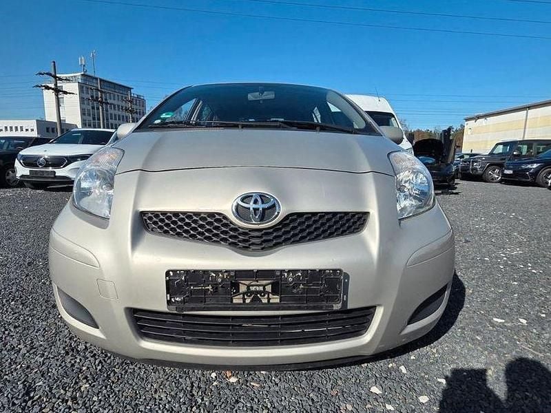 Gebraucht Toyota Yaris Cool 99 PS (72 kW) 2012 Silber Kleinwagen