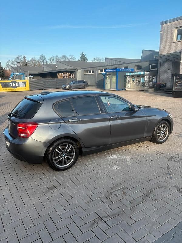 Grau Gebraucht 2011 BMW 120 Sport Line Kleinwagen | 7.300 € (Guter Preis) - Bild 1/4