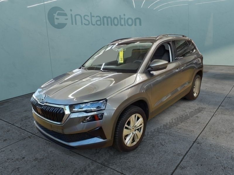 Grau Gebraucht 2024 Skoda Karoq Selection SUV | 33.029 € (Fairer Preis) - Bild 1/3