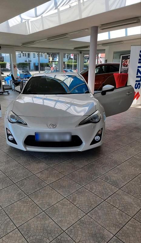 Weiß Gebraucht 2012 Toyota GT86 GT Coupé | 21.499 € - Bild 1/4