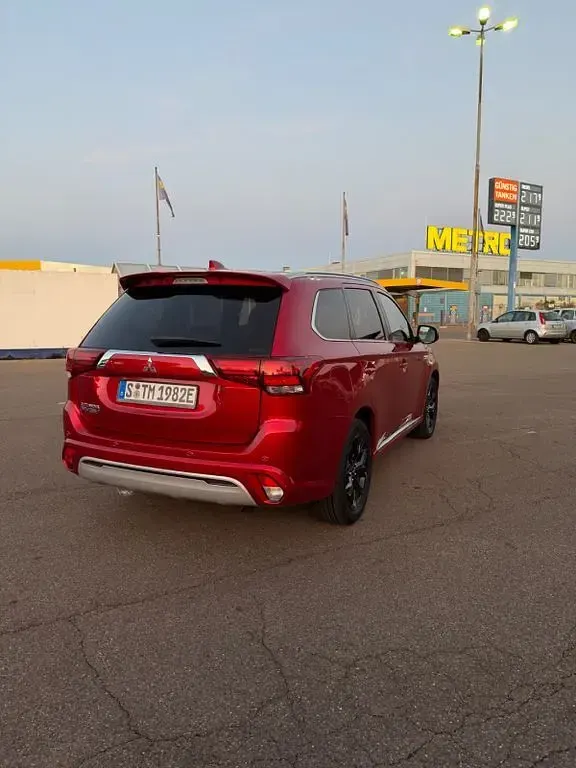 Gebraucht Mitsubishi Outlander P-HEV Top 224 PS (164 kW) 2021 Rot SUV