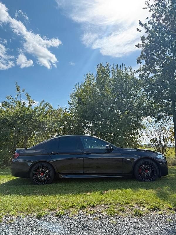 Schwarz Gebraucht 2013 BMW 520 M Sport Limousine | 15.980 € (Teuer) - Bild 1/4