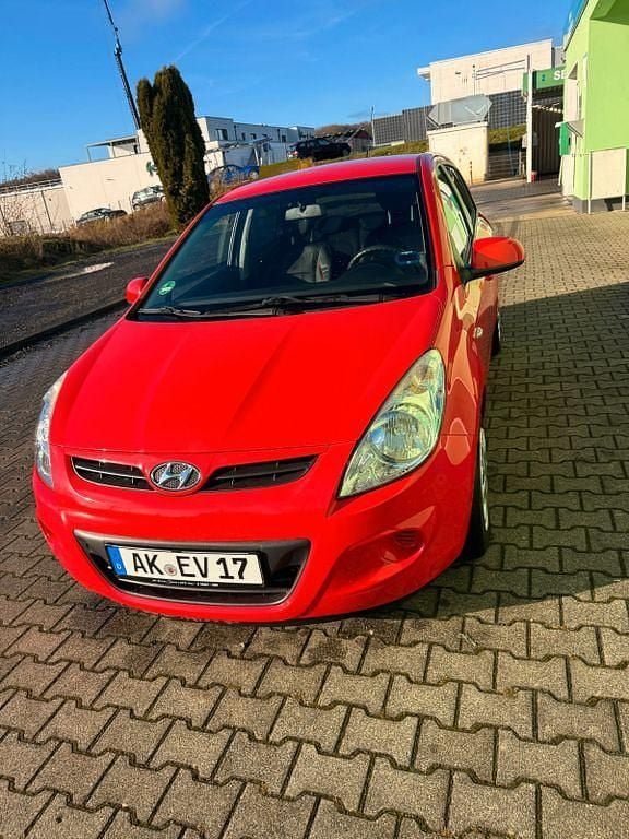 Rot Gebraucht 2011 Hyundai i20 Comfort Limousine | 4.500 € (Fairer Preis) - Bild 1/4