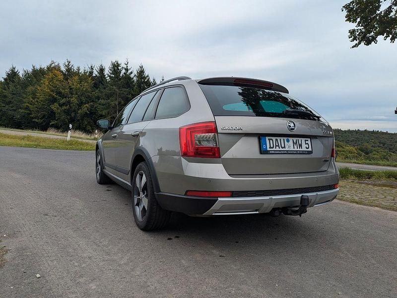 Grau Gebraucht 2014 Skoda Octavia Kombi | 8.899 € (Superpreis) - Bild 1/4