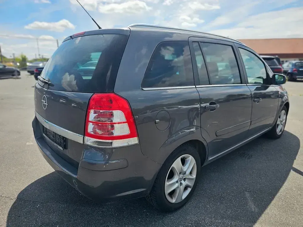 Gebraucht Opel Zafira Edition 140 PS (102 kW) 2011 Grau Van / Kleinbus