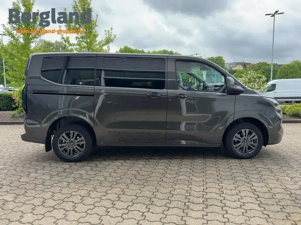 Neu Ford Tourneo Titanium 150 PS (110 kW) 2026 Grau Van / Kleinbus