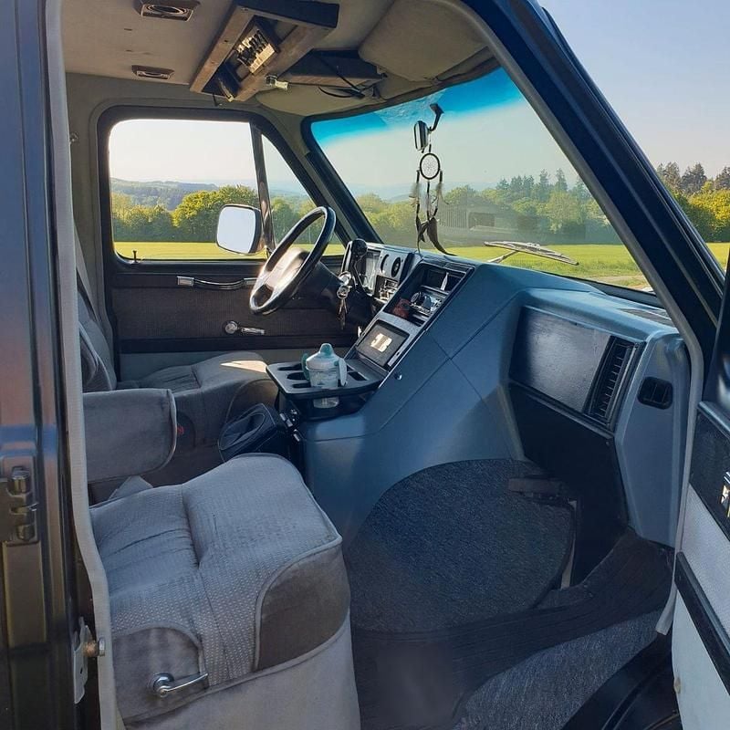 Second-hand Chevrolet G 200 CP (147 kW) 1992 Negru Van