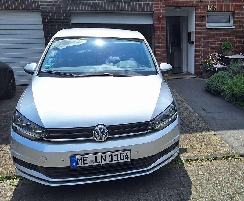 Silber Gebraucht 2017 VW Touran Trendline Van / Kleinbus | 15.600 € (Fairer Preis) - Bild 1/4