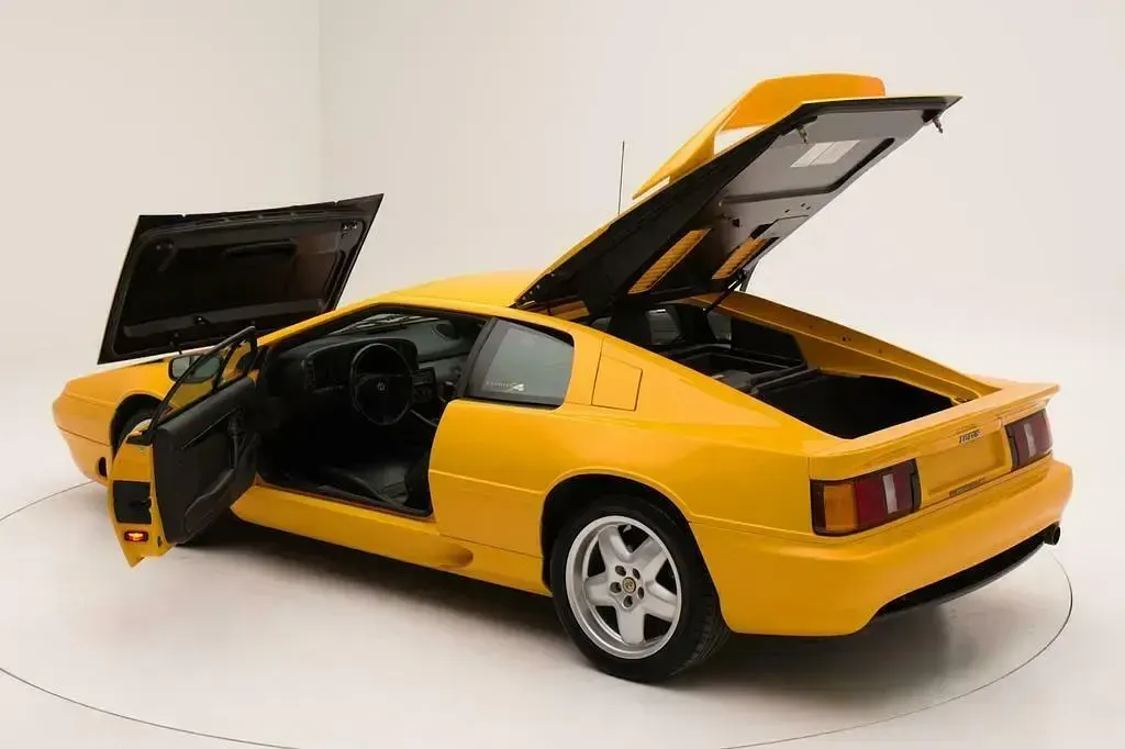 Używany Lotus Esprit 268 KM (197 kW) 1993 Żółty Coupe