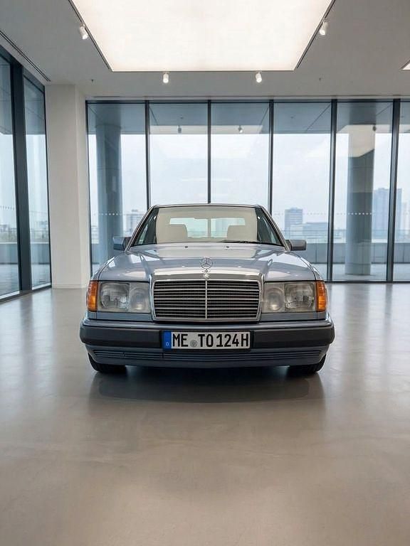 Second-hand Mercedes E230 132 CP (97 kW) 1992 Albastru Berlinǎ