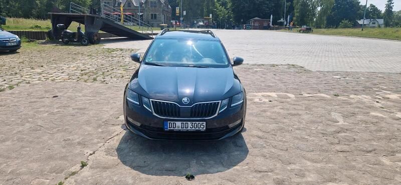 Schwarz Gebraucht 2019 Skoda Octavia Clever Kombi | 13.333 € (Superpreis) - Bild 1/4