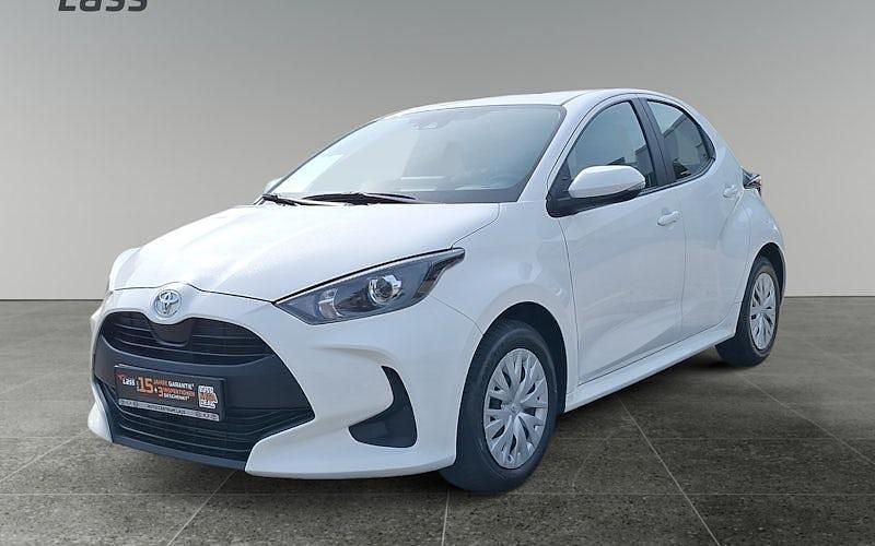 Weiß Gebraucht 2022 Toyota Yaris Comfort Limousine | 12.480 € (Fairer Preis) - Bild 1/4