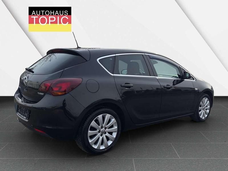 Gebraucht Opel Astra Innovation 140 PS (102 kW) 2011 Karbonschw graphitschw midnigh Kleinwagen