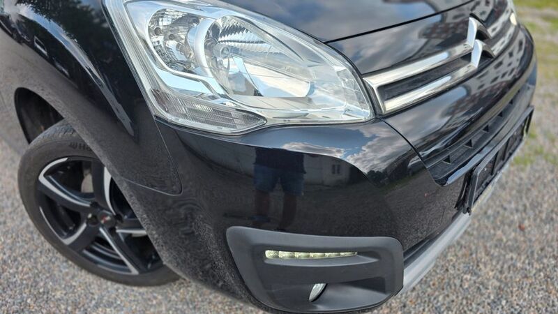 Schwarz Gebraucht 2017 Citroën Berlingo SELECTION Van / Kleinbus | 8.999 € (Guter Preis) - Bild 1/4