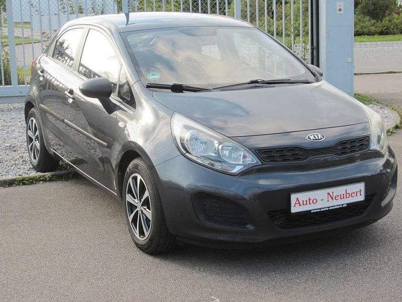 Grau Gebraucht 2011 Kia Rio Attract Limousine | 4.950 € (Fairer Preis) - Bild 1/4