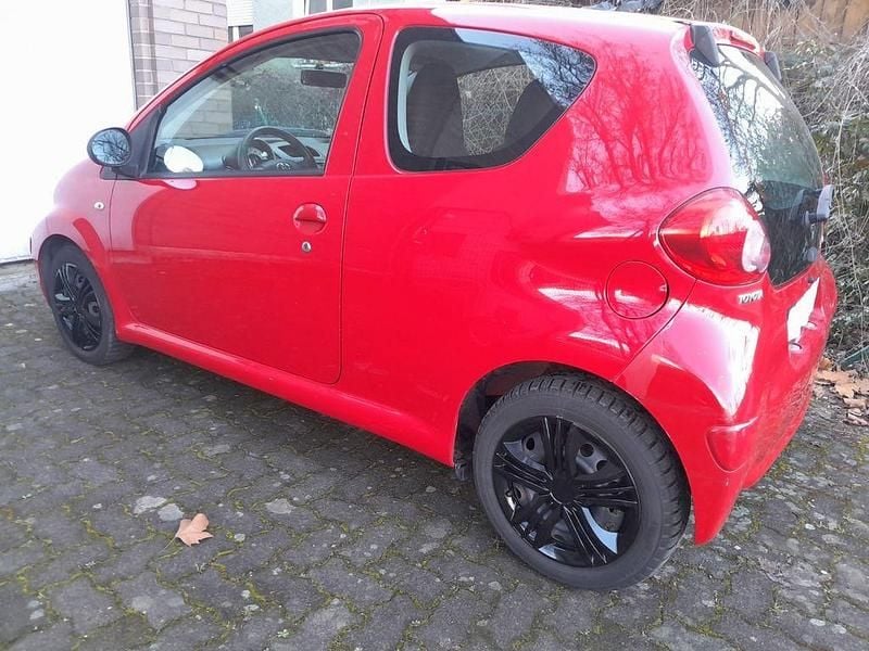 Gebraucht Toyota Aygo 68 PS (50 kW) 2008 Rot Kleinwagen