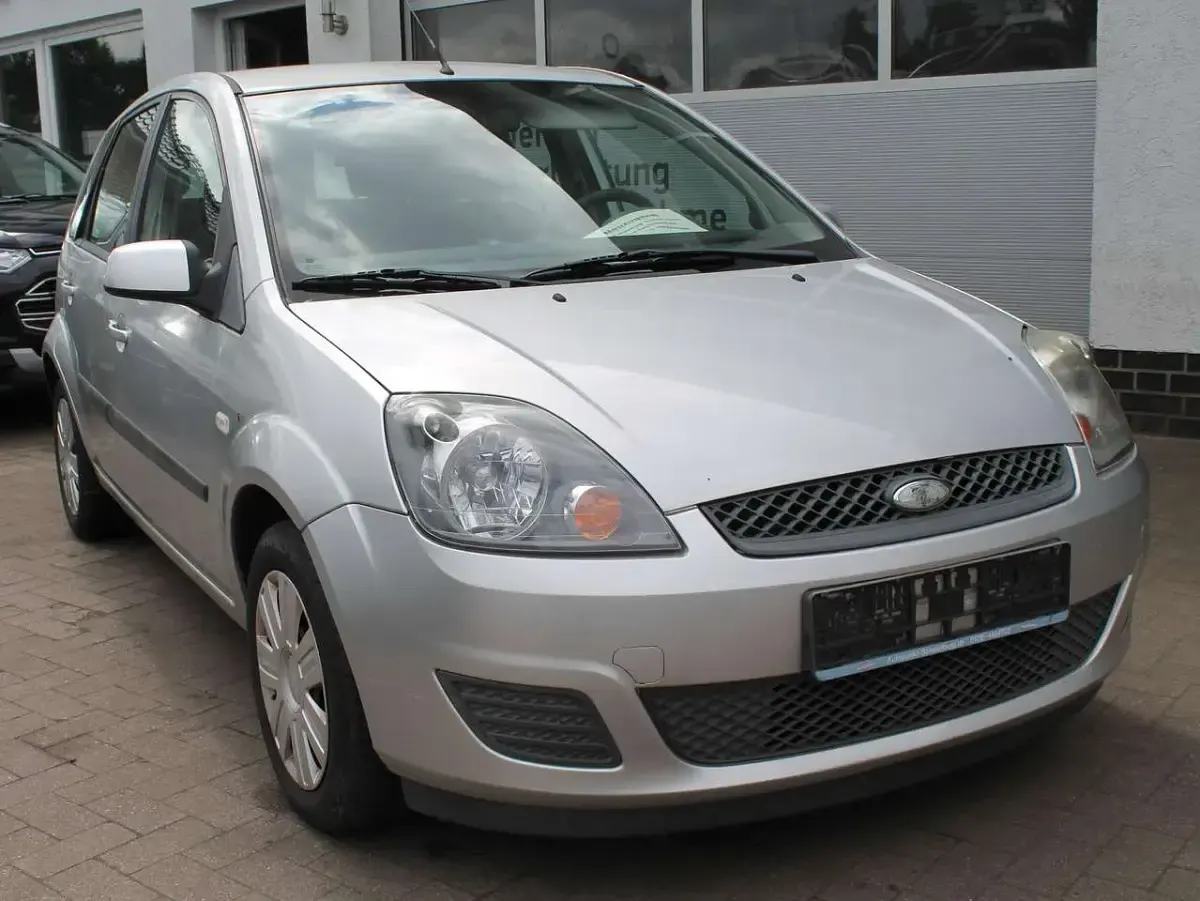 Gebraucht Ford Fiesta 80 PS (58 kW) 2008 Polarsilber metallic Kleinwagen