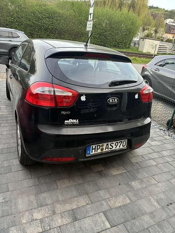 Second-hand Kia Rio 75 CP (55 kW) 2014 Negru Hatchback