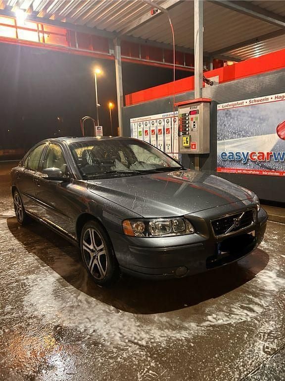 Grau Gebraucht 2007 Volvo S60 Momentum Limousine | 4.050 € (Fairer Preis) - Bild 1/4