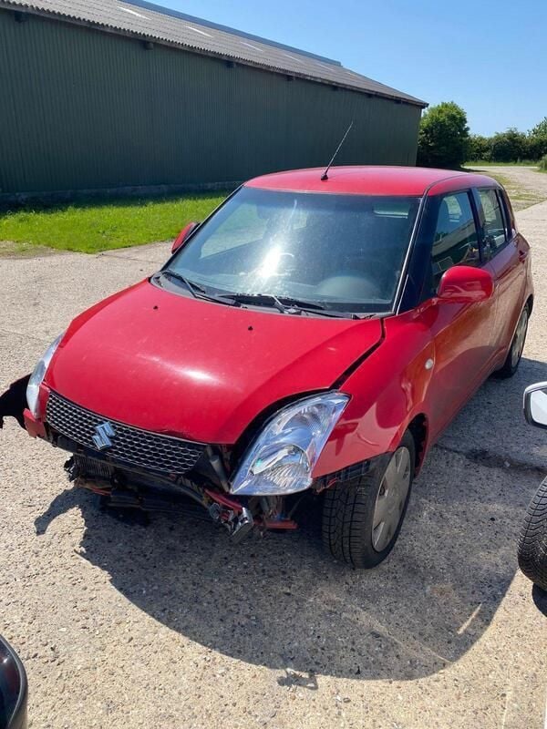 Rot Gebraucht 2010 Suzuki Swift Limousine | 990 € - Bild 1/4