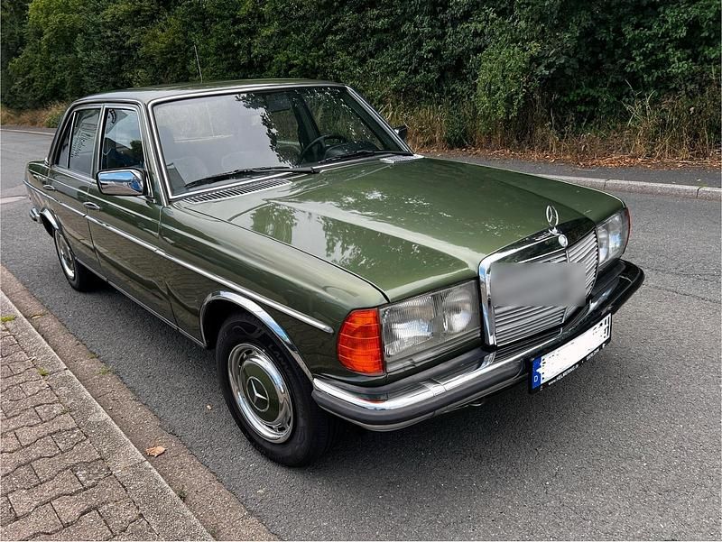 Grün Gebraucht 1980 Mercedes E280 Limousine | 14.900 € - Bild 1/4
