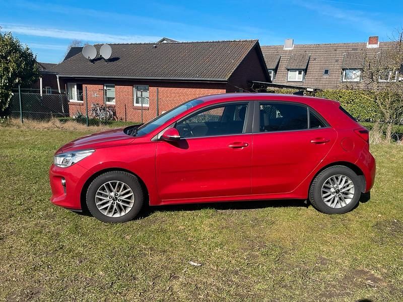Gebraucht Kia Rio 99 PS (72 kW) 2019 Rot Limousine