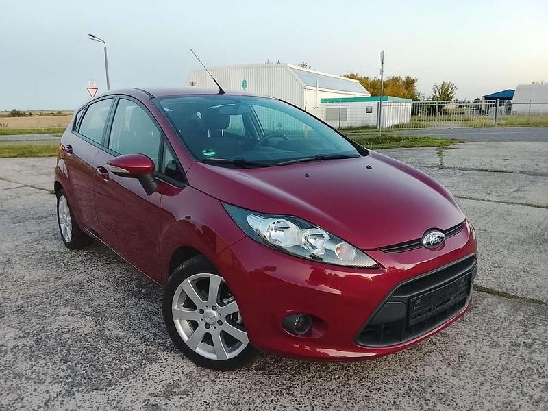 Rot Gebraucht 2012 Ford Fiesta Champions Edition Kleinwagen | 4.444 € (Fairer Preis) - Bild 1/4
