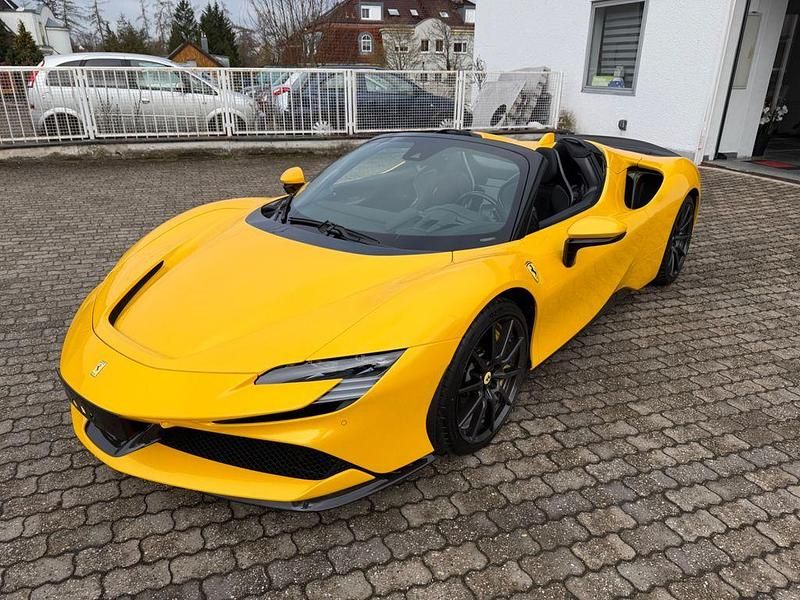 Gebraucht Ferrari SF90 1001 PS (736 kW) 2023 Gelb Cabrio