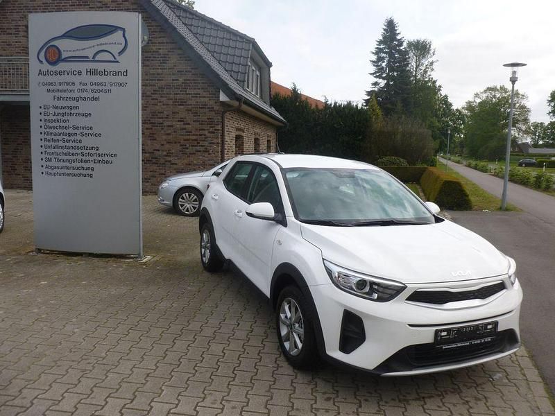 (ud) schneeweiss Gebraucht 2023 Kia Stonic Edition 7 SUV | 16.499 € (Guter Preis) - Bild 1/4