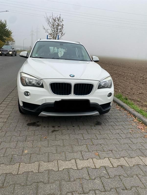 Weiß Gebraucht 2013 BMW X1 SUV | 7.900 € - Bild 1/4