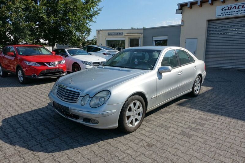 Silber Gebraucht 2003 Mercedes E220 Limousine | 1.500 € (Guter Preis) - Bild 1/4