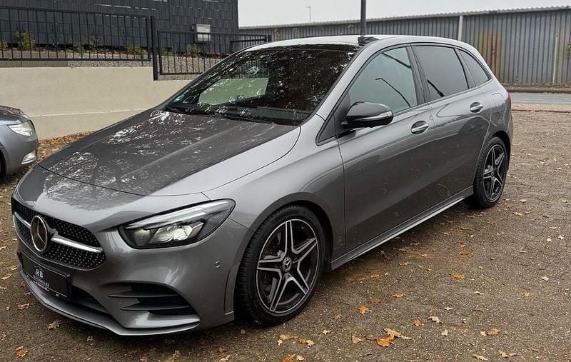 Grau Gebraucht 2019 Mercedes B220 AMG line Van / Kleinbus | 22.899 € (Etwas zu teuer) - Bild 1/4