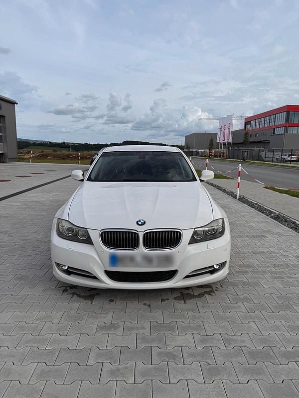 Weiß Gebraucht 2009 BMW 335 Limousine | 17.500 € (Fairer Preis) - Bild 1/4